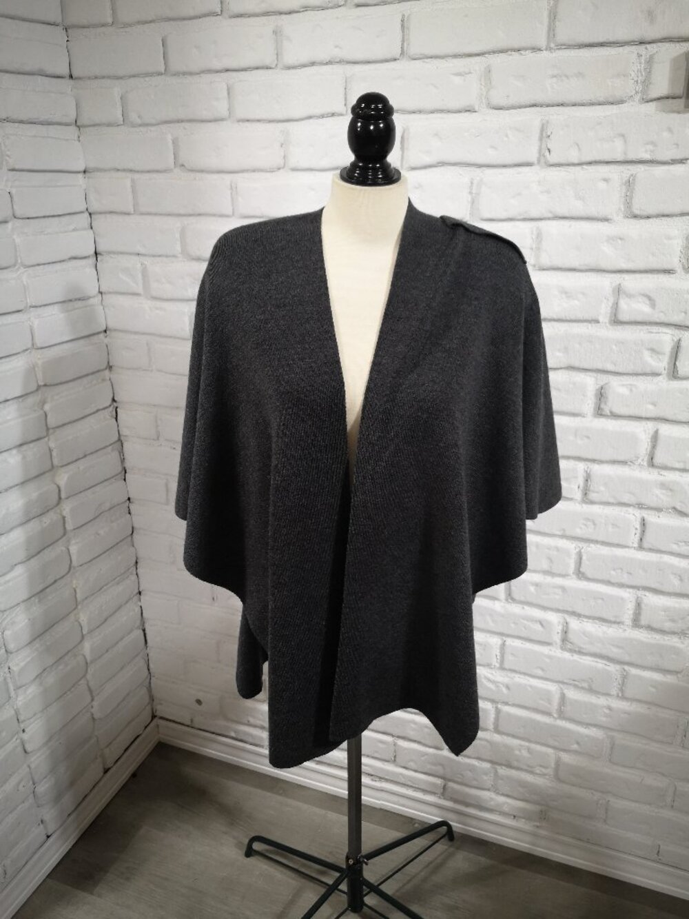 Holt Renfrew Ladies 1 Size Dark Grey Made in Canada 100% Merino Wool Cape